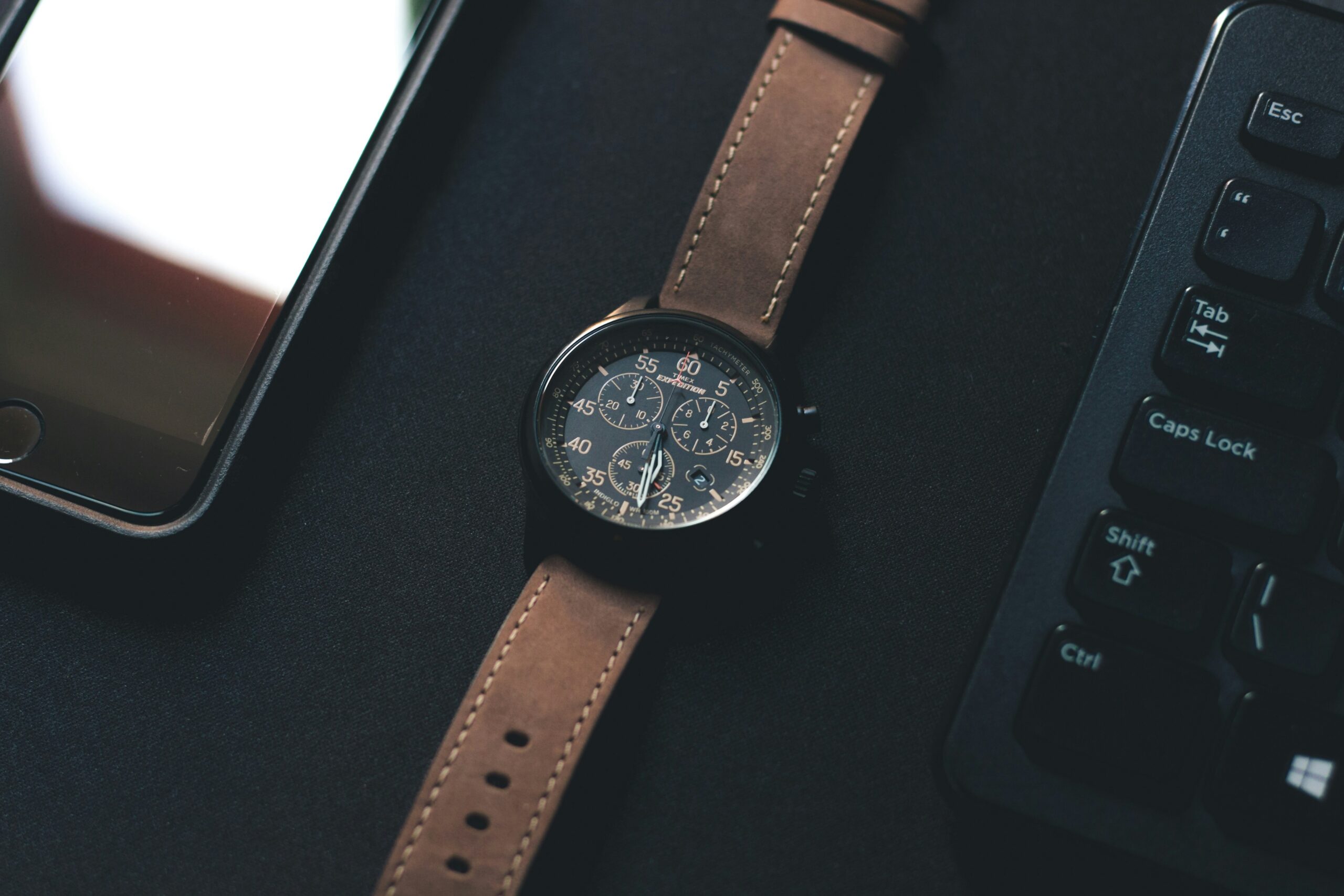 An infographic comparing smartwatch features relevant to coders