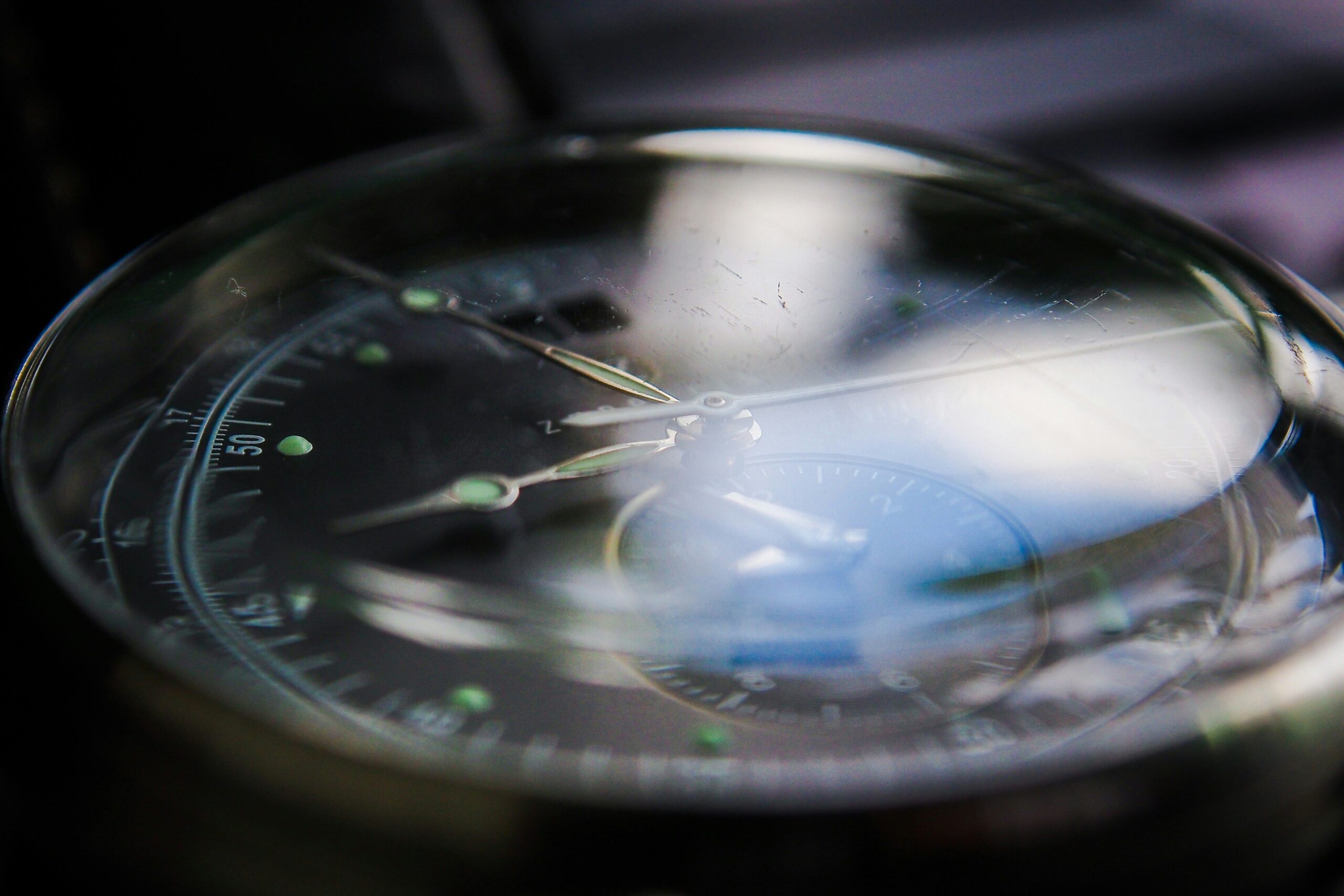 An infographic comparing different science watch models based on features like price, accuracy, and durability.