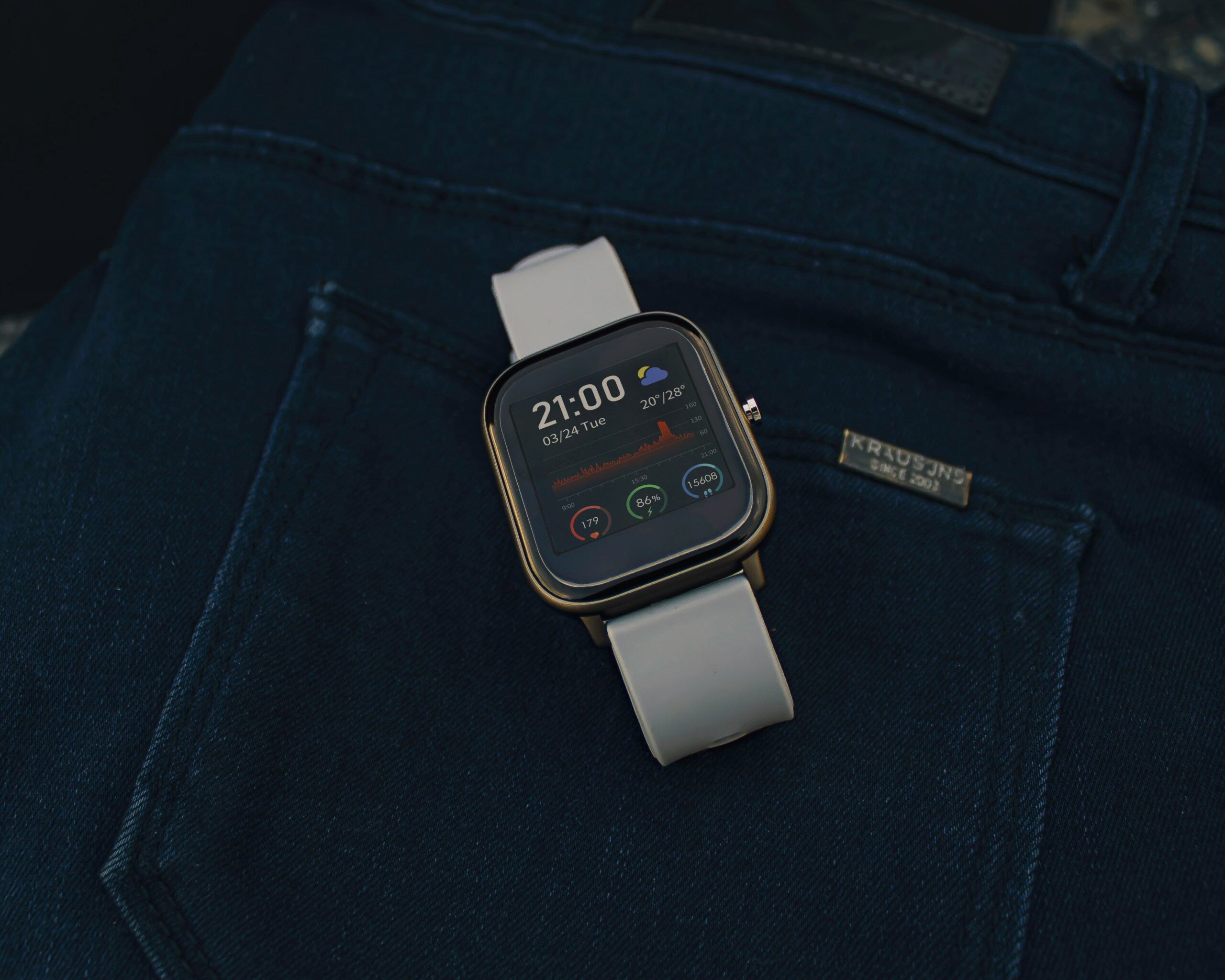 Comparison table highlighting top-rated watch calculators by feature set