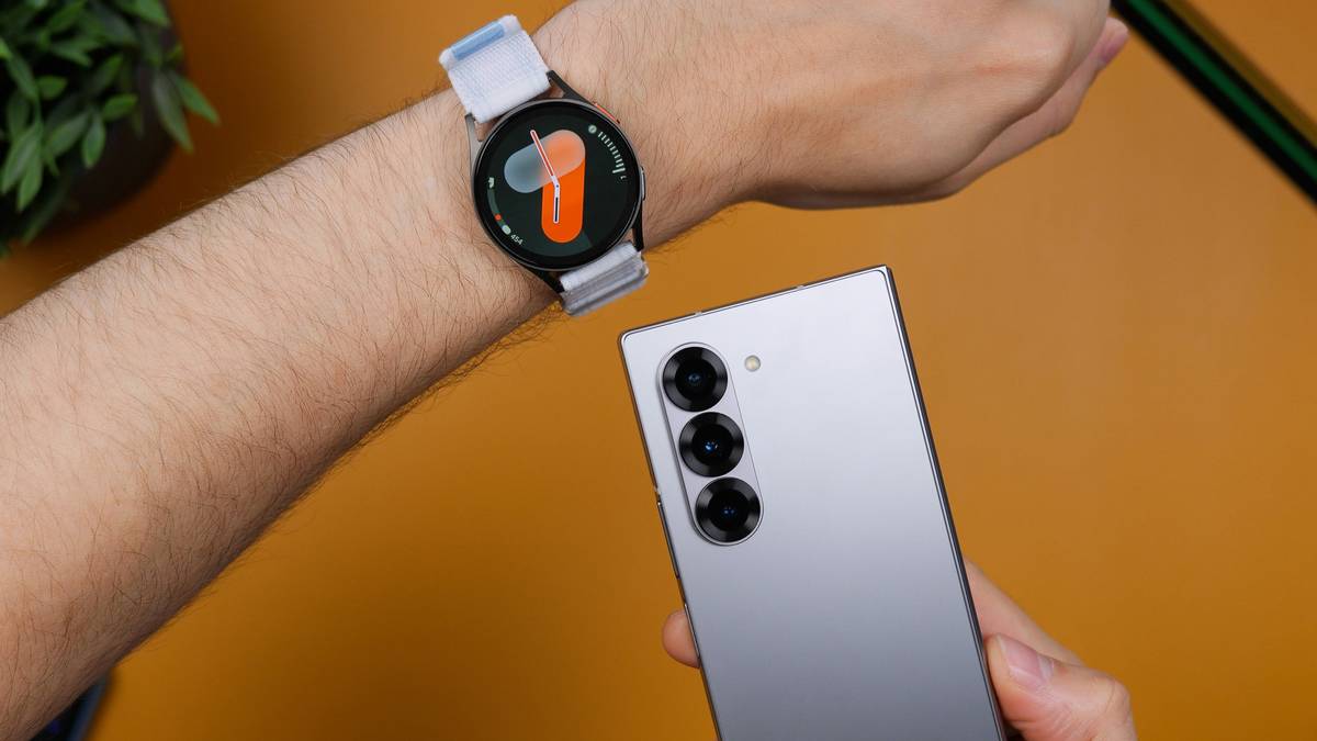 Infographic showing the evolution of watch calculators from 1980s models to modern smart devices