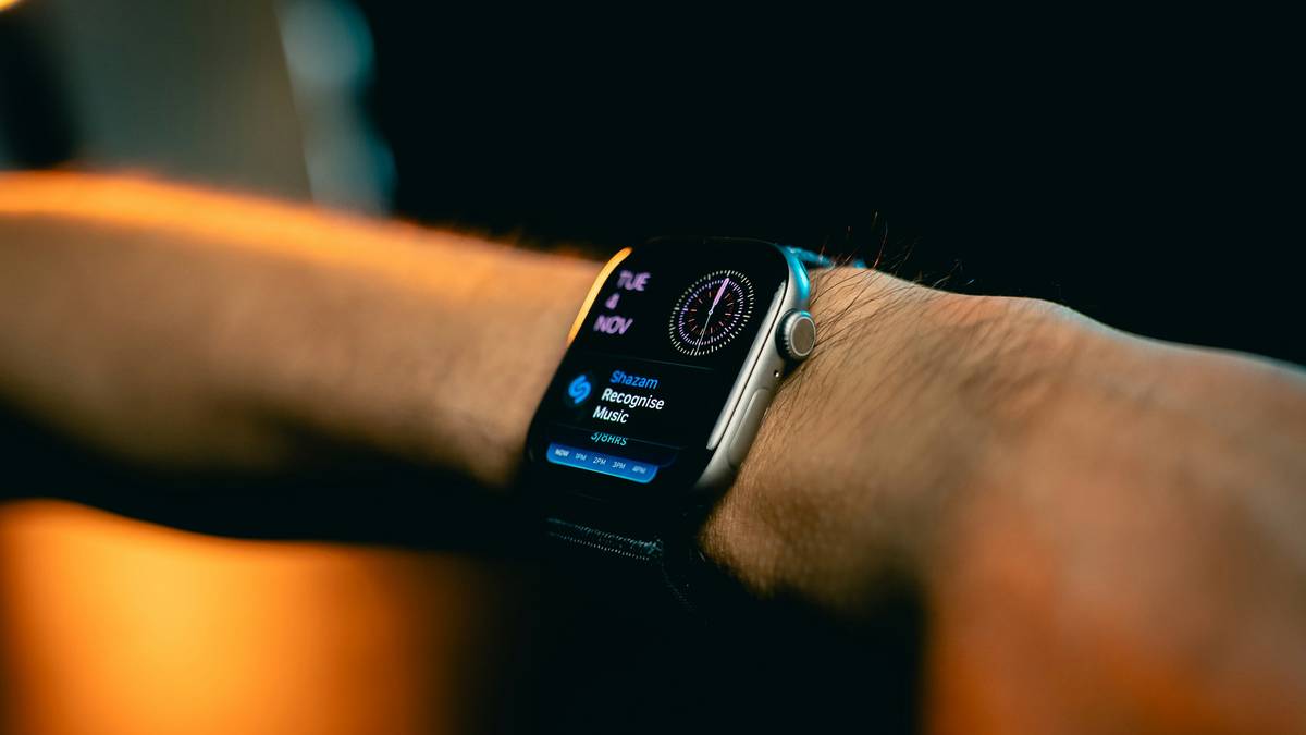 Chart comparing exam compliance of popular wearable calculators: Casio CA-53W (allowed), Apple Watch (banned), Samsung Galaxy Watch (banned), Casio Databank CD-40 (conditionally allowed)