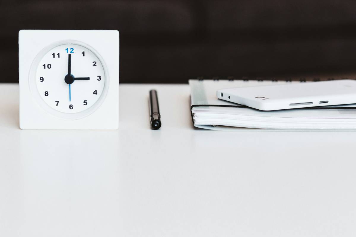 Bar chart comparing study prep watch features: calculator type, exam compliance, battery life, and price across Casio, TI, and generic brands