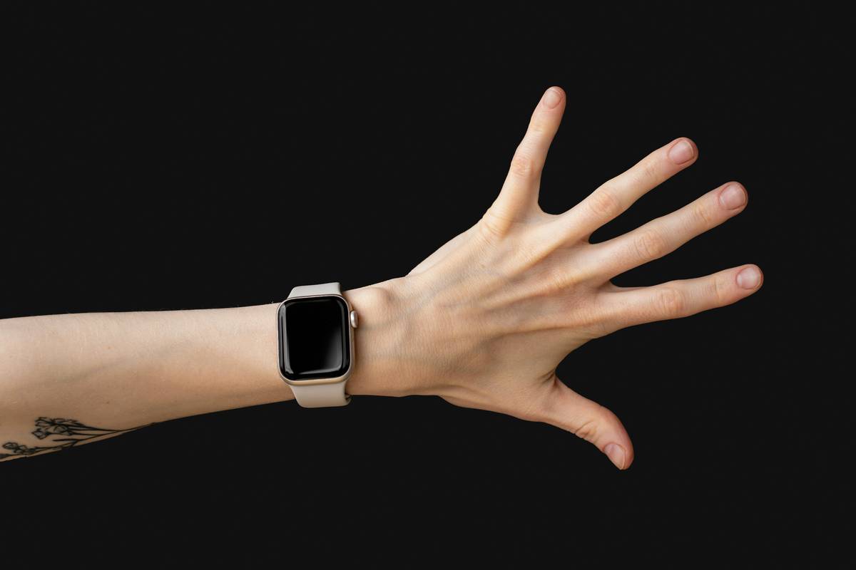Bar chart showing Casio (58%), Citizen (24%), Timex (11%), Others (7%) in 2024 trend watch calc market share