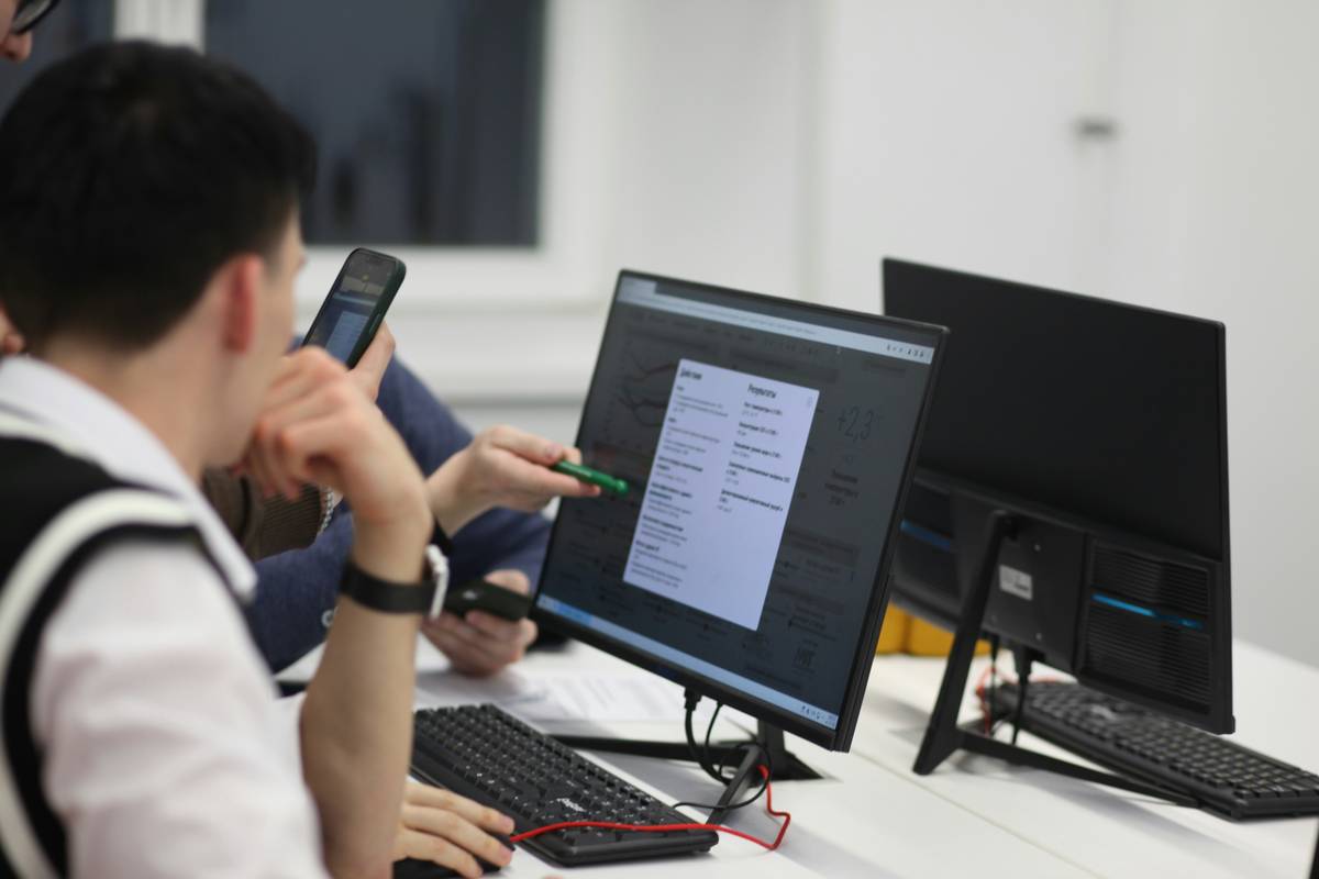 Bar chart showing rise in wearable calculator usage among STEM students and professionals from 2020 to 2024, with Garmin and Apple leading adoption