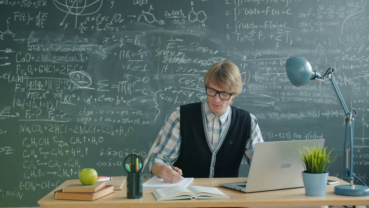 Comparison chart of top 5 watch calculators for calculus prep: Casio CA-53W, Citizen MJ100, Timex Expedition, Casio F-91W with scientific mod, and Suunto Core. Shows function support, battery life, and exam compliance.
