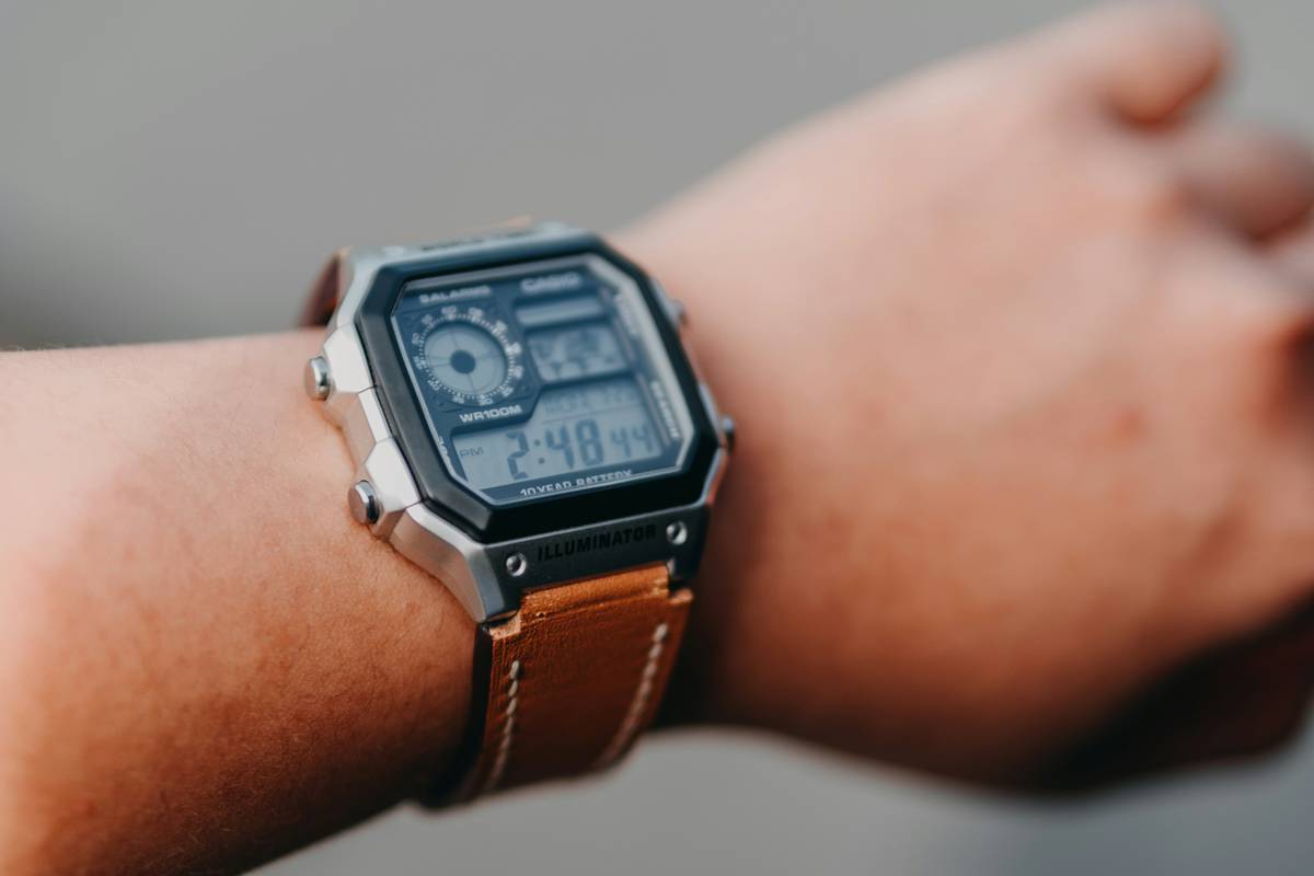 Infographic showing evolution of calculator watches from 1970s to 2024, highlighting key models like Casio CA-53W, Citizen CC-100, and modern innovation watch calc contenders