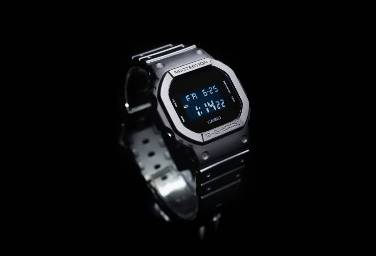 Infographic showing evolution of watch calculators from 1977 LED models to 2024 smartwatches with AI-powered computation